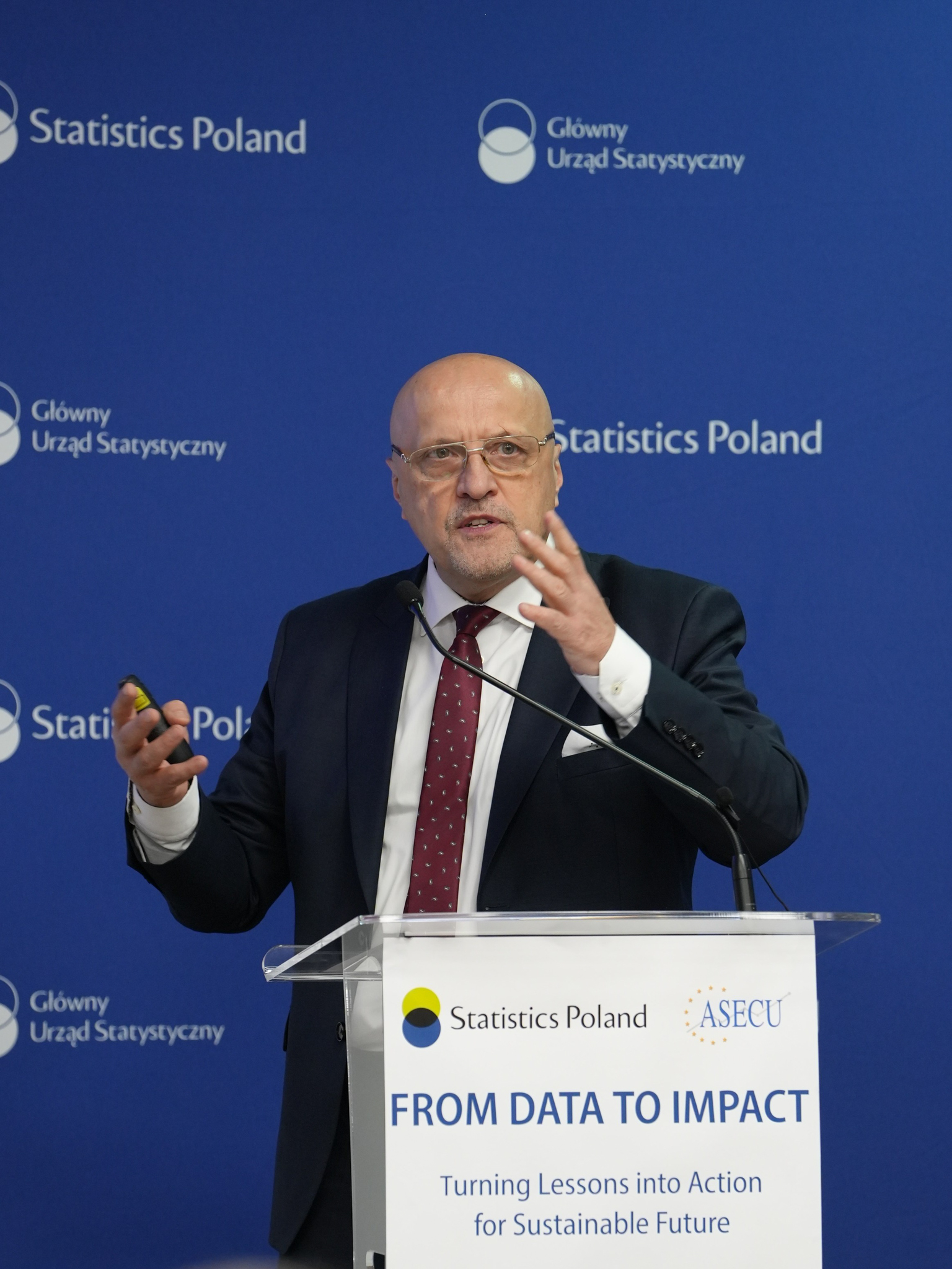 Na zdjęciu widać Prezesa GUS Marka Cierpiał-Wolana w trakcie konferencji.