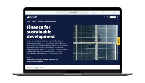 Widok strony narzędzia do wizualizacji danycOECD’s Data Visualisation Lab na ekranie laptopa.